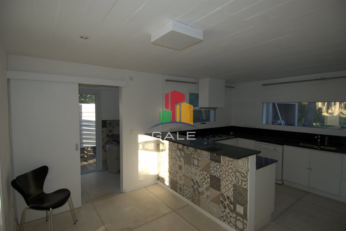 Casa ID.4537 - Casa en Venta y Alquiler, Laguna Blanca, La Barra, 4 Dormitorios.