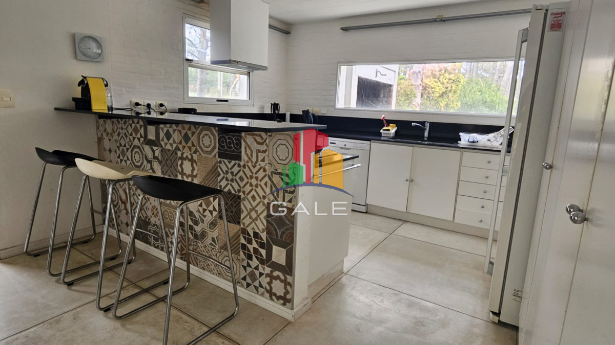 Casa ID.4537 - Casa en Venta y Alquiler, Laguna Blanca, La Barra, 4 Dormitorios.