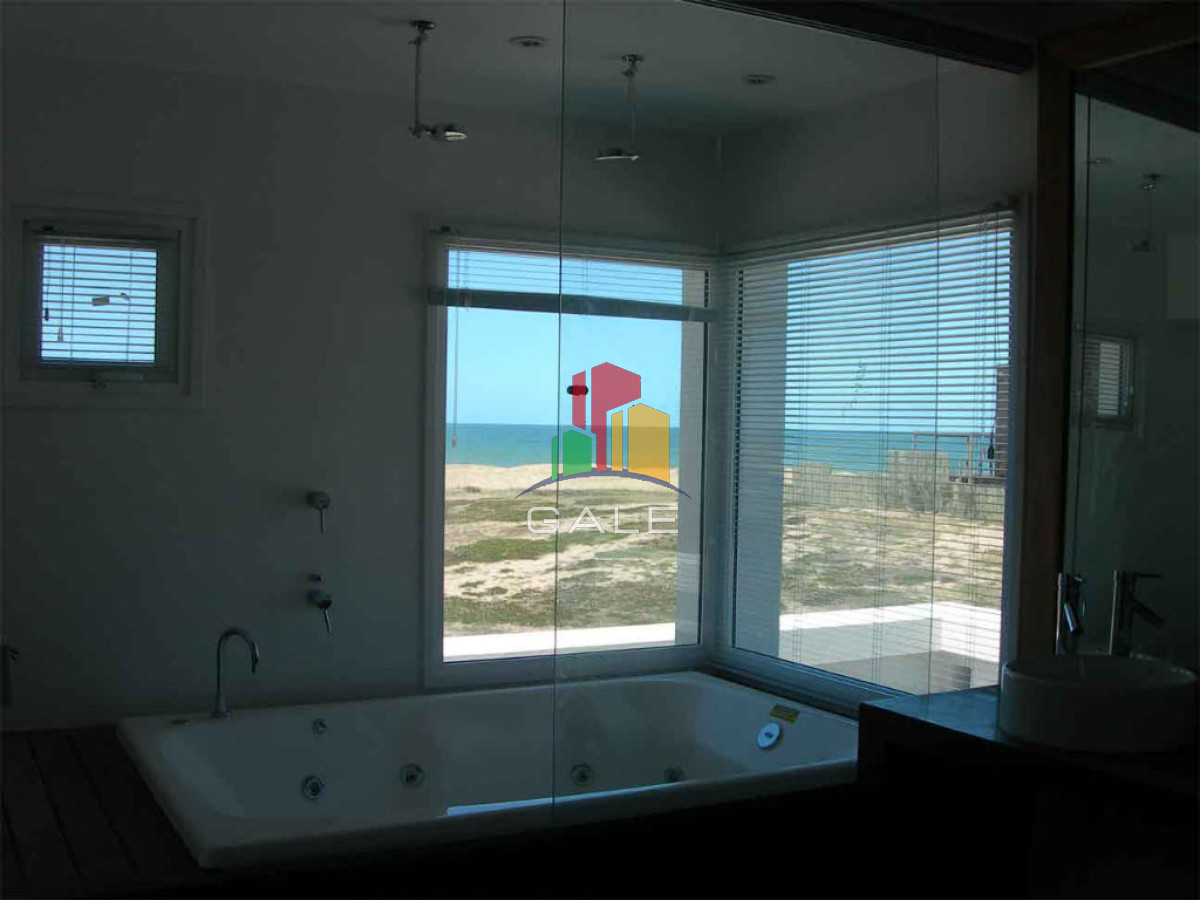 Casa ID.4542 - Casa en Venta, Santa Mónica, Manantiales, 4 Dormitorios.