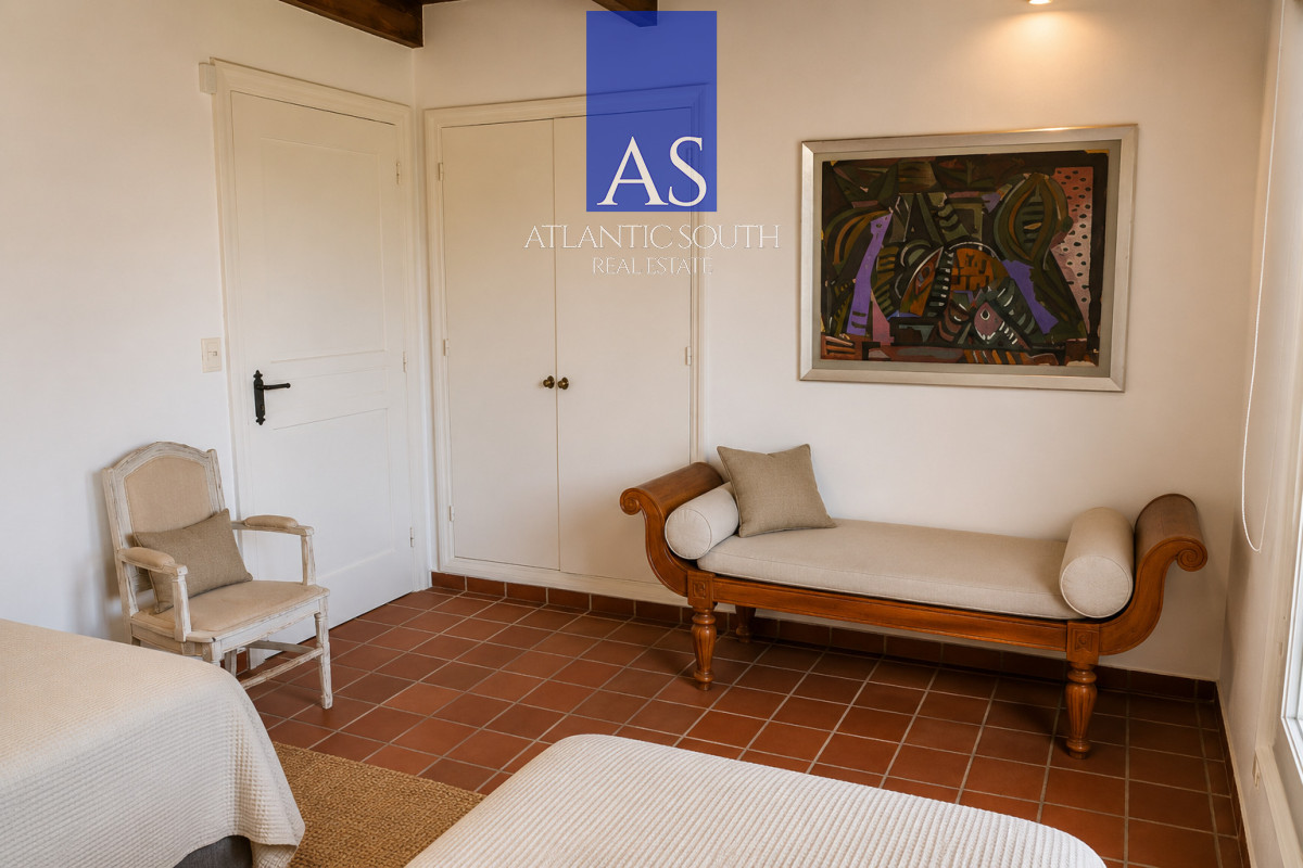 Casa ID.4689 - Casa 3 dormitorios semi reciclada a pasos del mar Playa Mansa Punta del Este