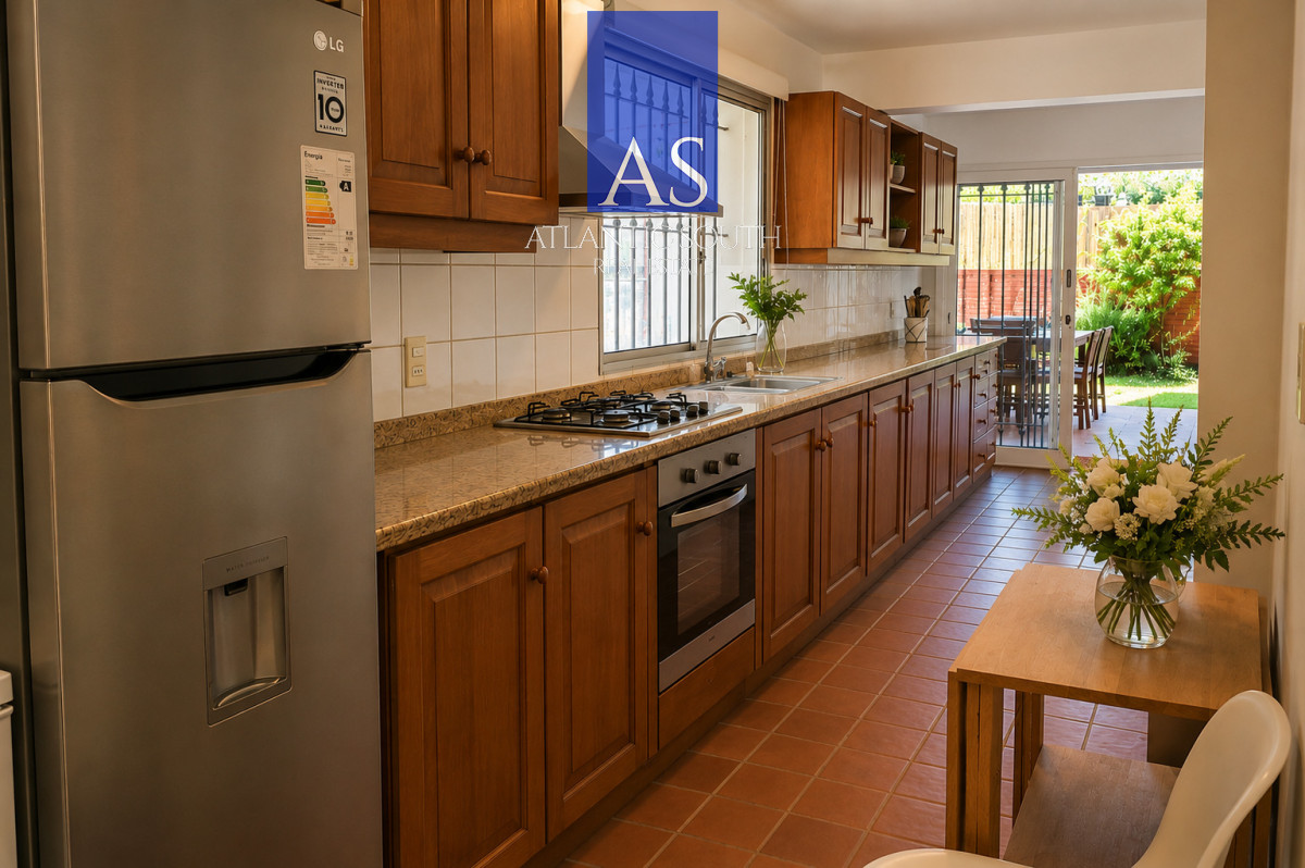 Casa ID.4689 - Casa 3 dormitorios semi reciclada a pasos del mar Playa Mansa Punta del Este