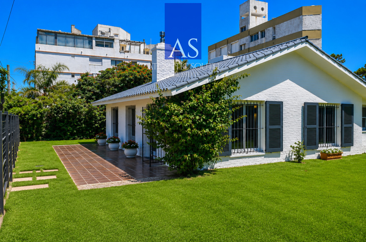 Casa ID.4689 - Casa 3 dormitorios semi reciclada a pasos del mar Playa Mansa Punta del Este