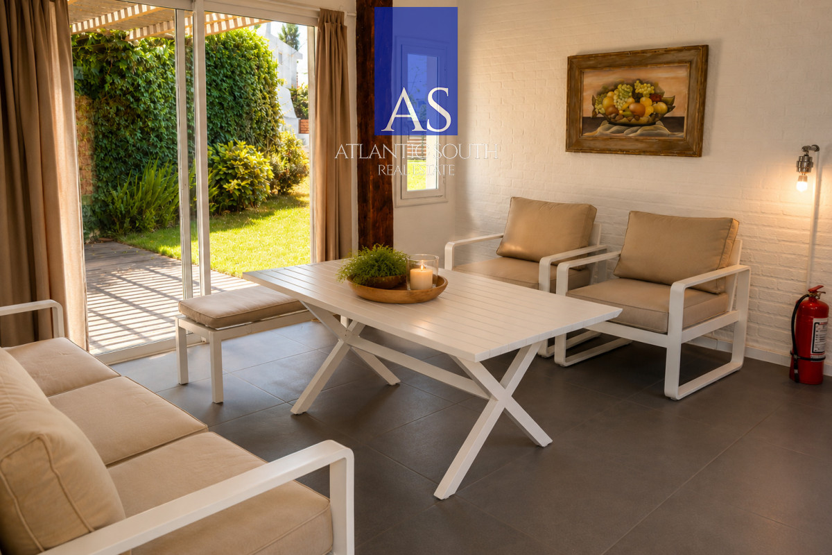 Casa ID.4689 - Casa 3 dormitorios semi reciclada a pasos del mar Playa Mansa Punta del Este