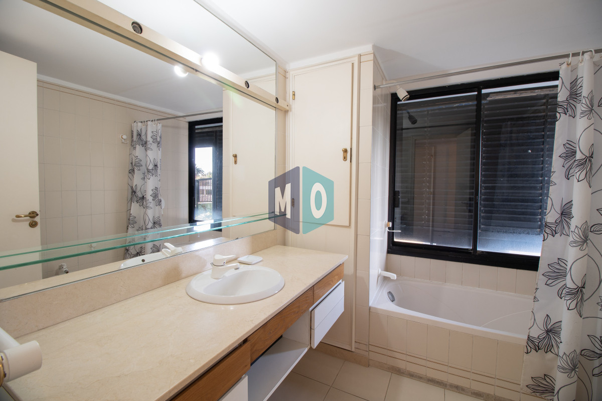 Apartamento ID.1094 - Sólido apartamento en venta, Península, Punta del Este, 3 Dormitorios.