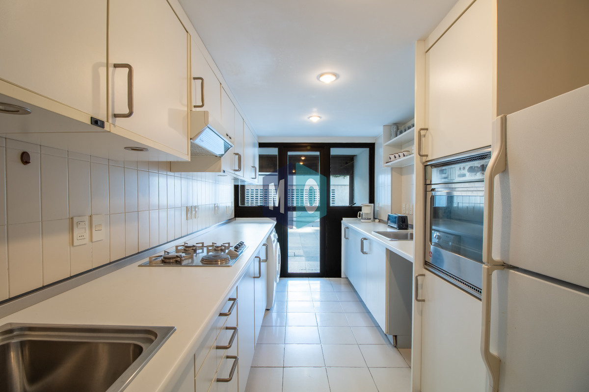 Apartamento ID.1094 - Sólido apartamento en venta, Península, Punta del Este, 3 Dormitorios.