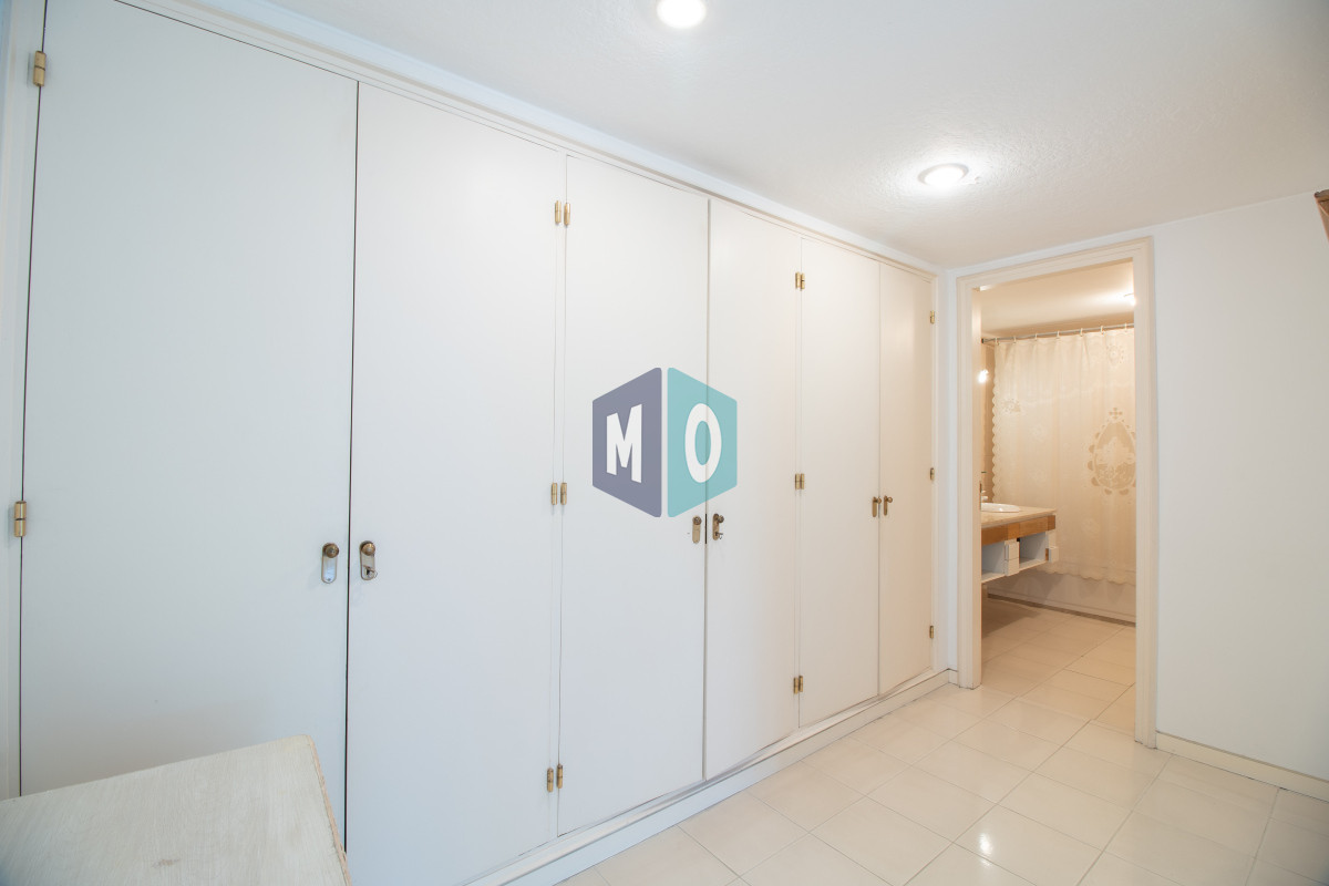 Apartamento ID.1094 - Sólido apartamento en venta, Península, Punta del Este, 3 Dormitorios.