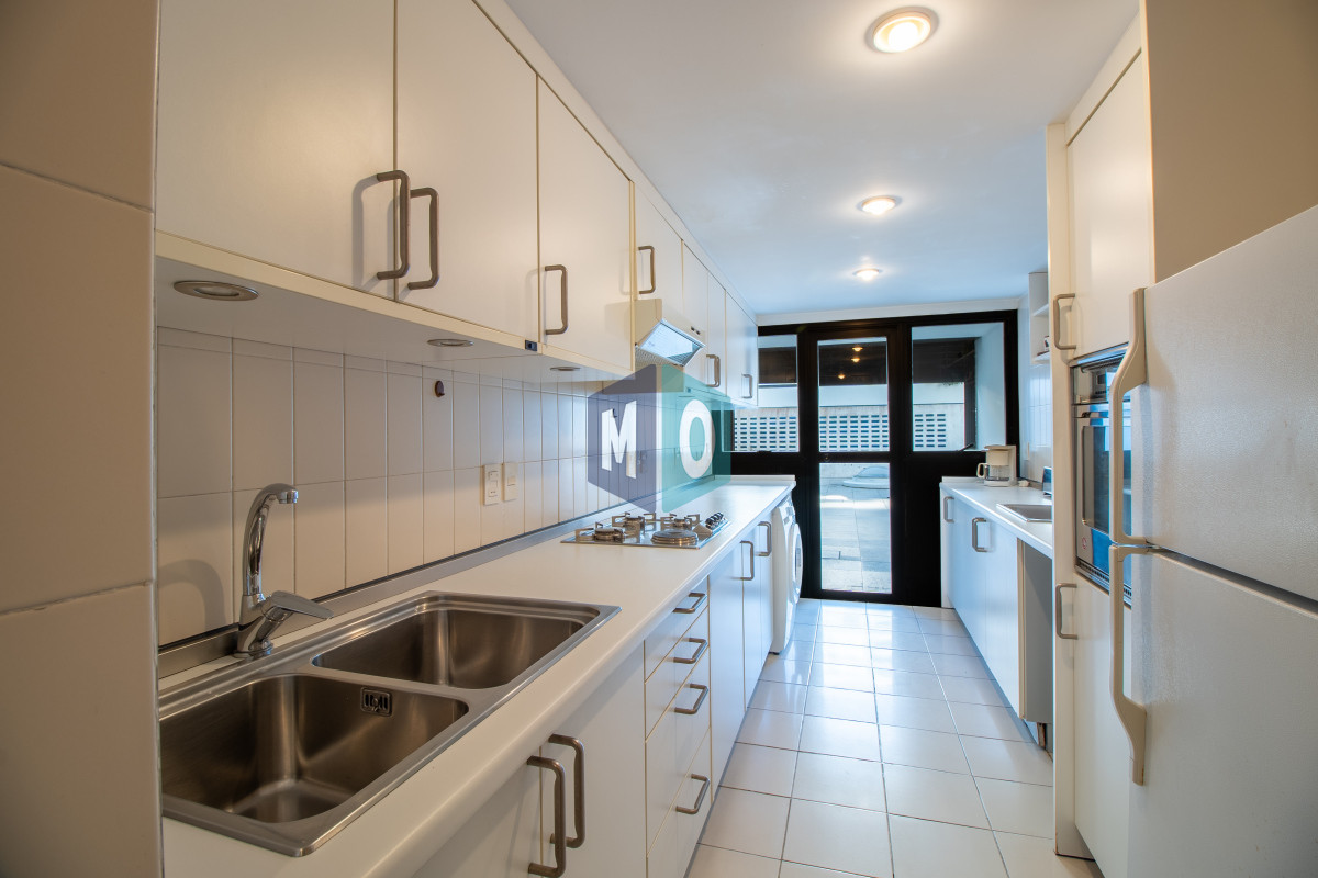 Apartamento ID.1094 - Sólido apartamento en venta, Península, Punta del Este, 3 Dormitorios.