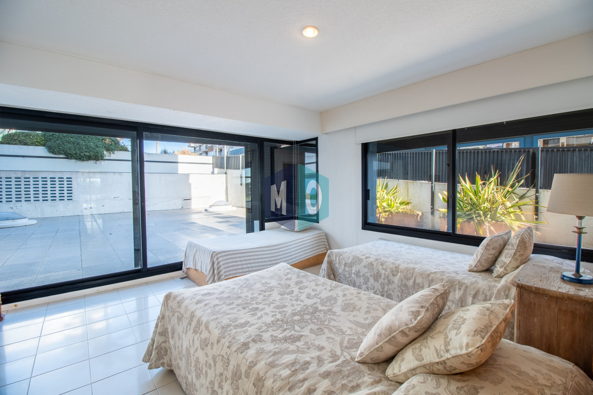 Apartamento ID.1094 - Sólido apartamento en venta, Península, Punta del Este, 3 Dormitorios.