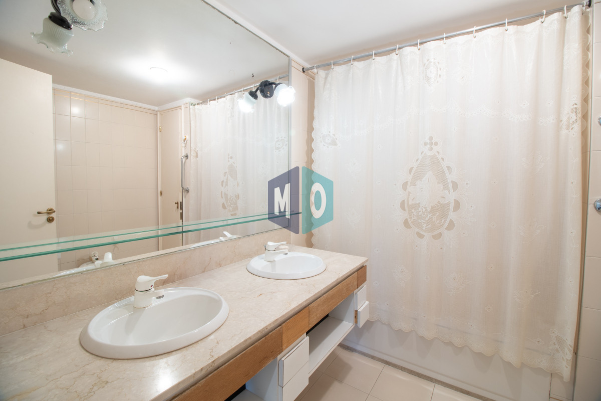 Apartamento ID.1094 - Sólido apartamento en venta, Península, Punta del Este, 3 Dormitorios.