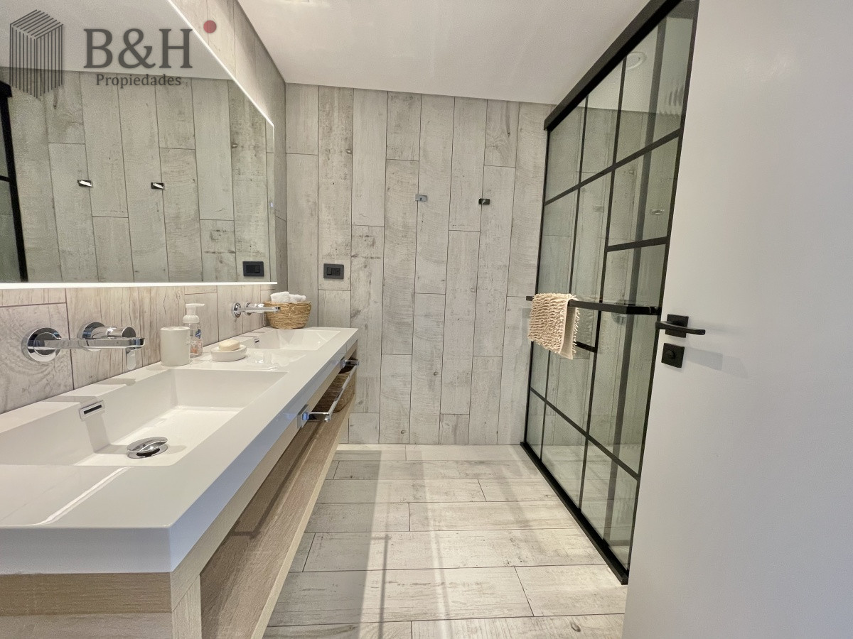 Apartamento ID.1264 - VENTA DE APARTAMENTO DE 1 DORMITORIO EN PISO ALTO EN EDIFICIO SURFSIDE PUNTA DEL ESTE
