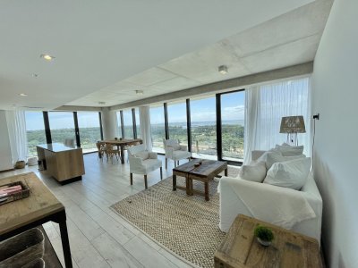 VENTA DE APARTAMENTO DE 1 DORMITORIO EN PISO ALTO EN EDIFICIO SURFSIDE PUNTA DEL ESTE