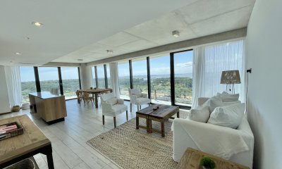 VENTA DE APARTAMENTO DE 1 DORMITORIO EN PISO ALTO EN EDIFICIO SURFSIDE PUNTA DEL ESTE