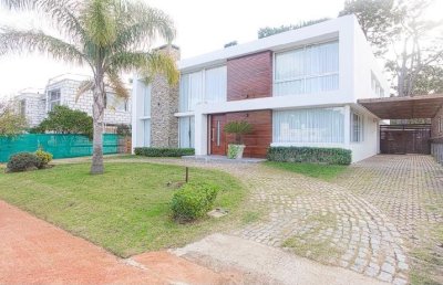 Hermosa casa en Barrio Privado Punta del Este