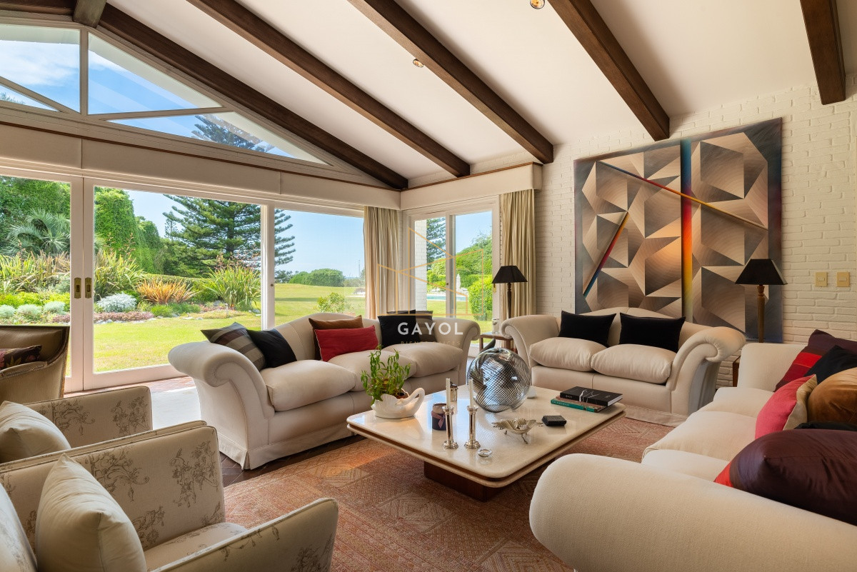 Casa ID.871 - Casa en Venta Golf de  Punta del Este, frente al mar, con vista , 6 Dormitorios.