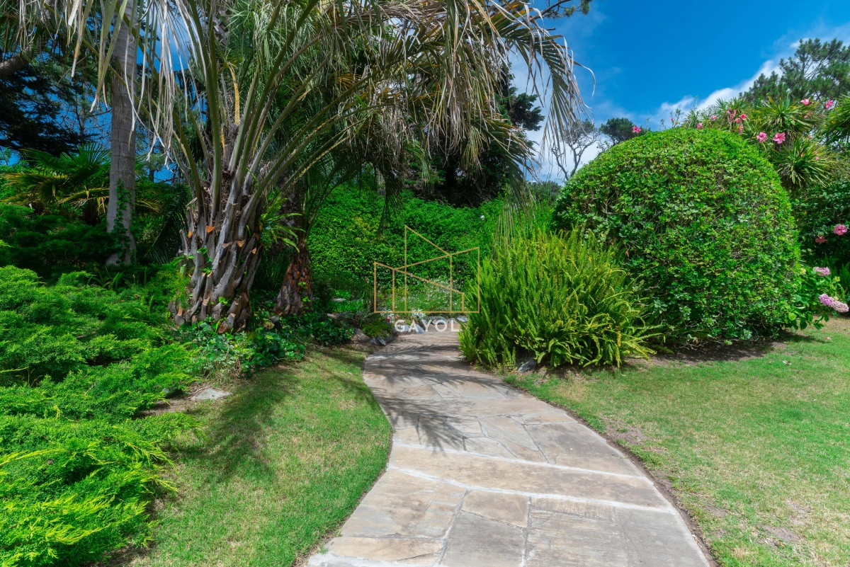 Casa ID.871 - Casa en Venta Golf de  Punta del Este, frente al mar, con vista , 6 Dormitorios.