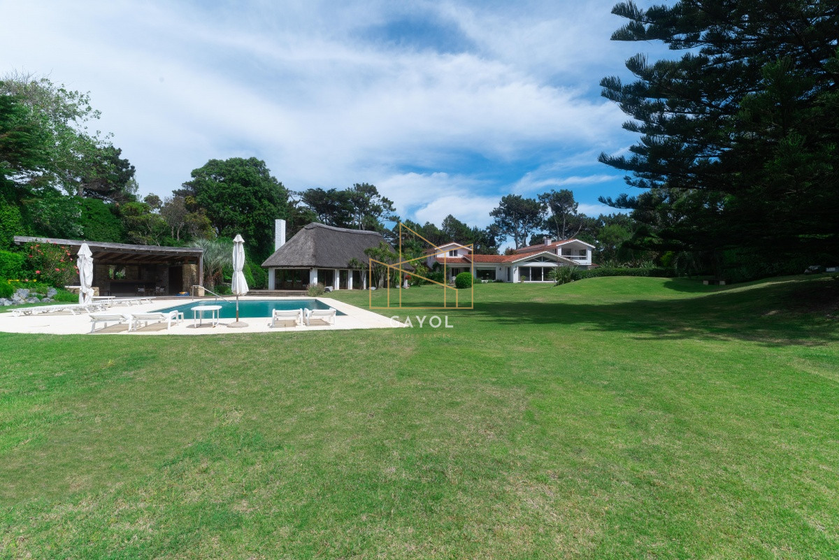 Casa ID.871 - Casa en Venta Golf de  Punta del Este, frente al mar, con vista , 6 Dormitorios.