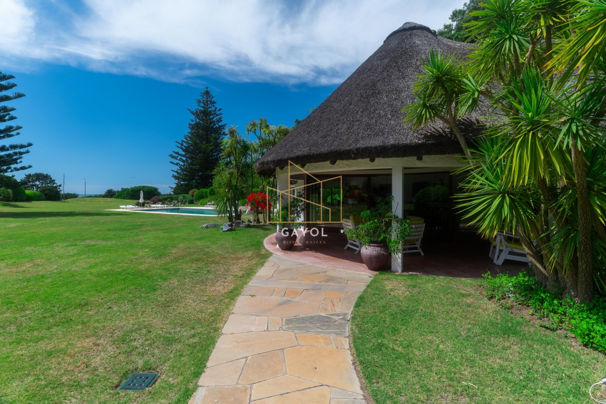 Casa ID.871 - Casa en Venta Golf de  Punta del Este, frente al mar, con vista , 6 Dormitorios.