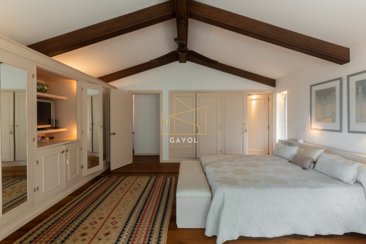 Casa ID.871 - Casa en Venta Golf de  Punta del Este, frente al mar, con vista , 6 Dormitorios.