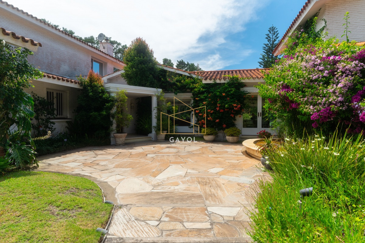 Casa ID.871 - Casa en Venta Golf de  Punta del Este, frente al mar, con vista , 6 Dormitorios.