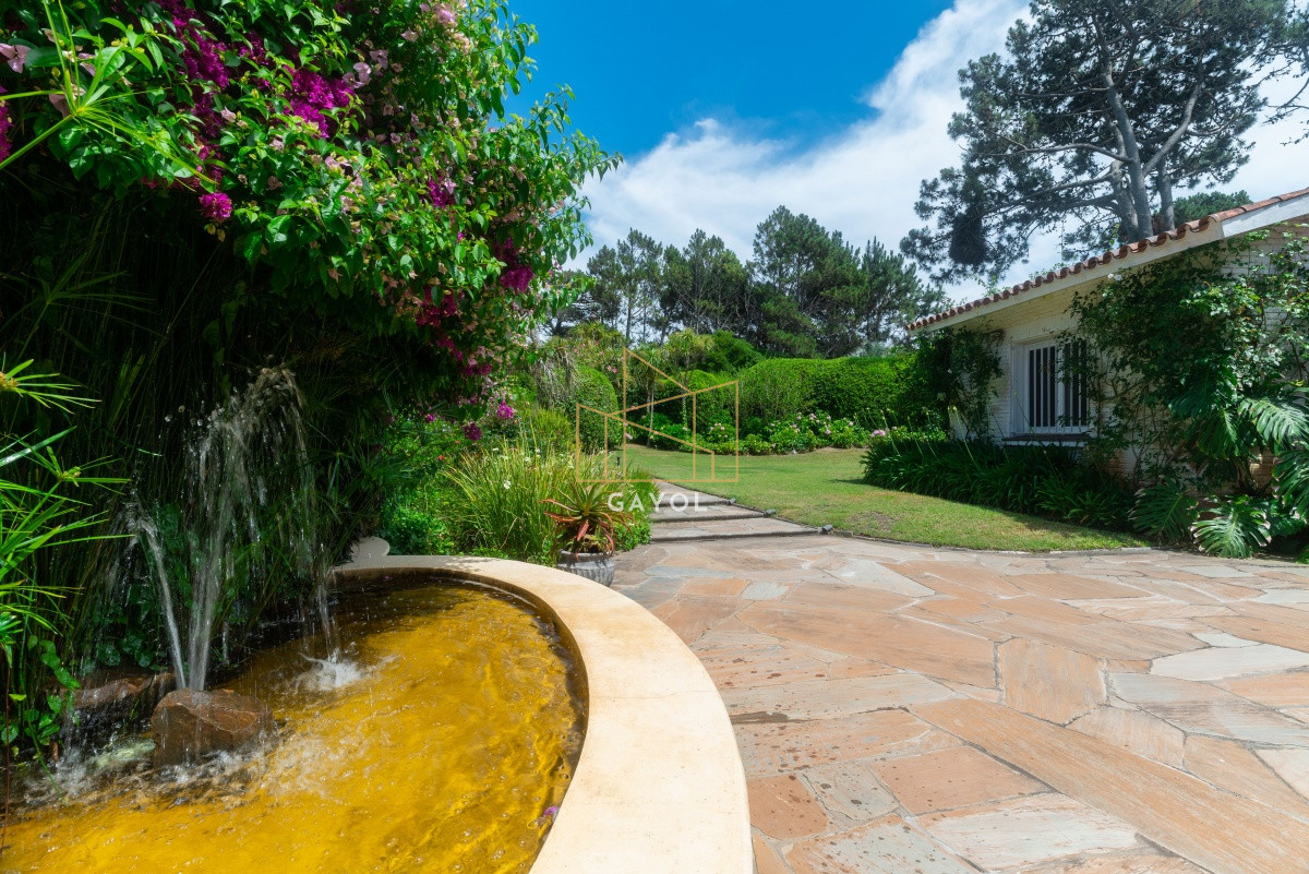 Casa ID.871 - Casa en Venta Golf de  Punta del Este, frente al mar, con vista , 6 Dormitorios.