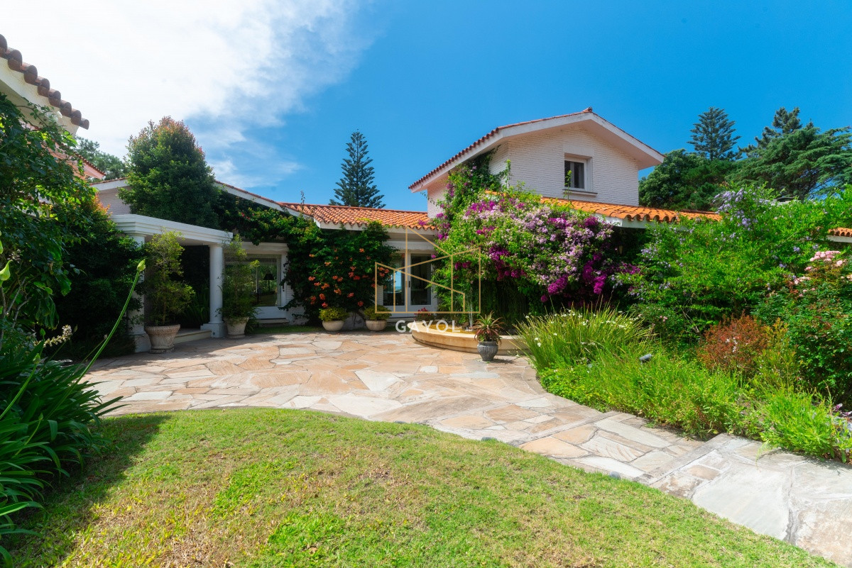 Casa ID.871 - Casa en Venta Golf de  Punta del Este, frente al mar, con vista , 6 Dormitorios.