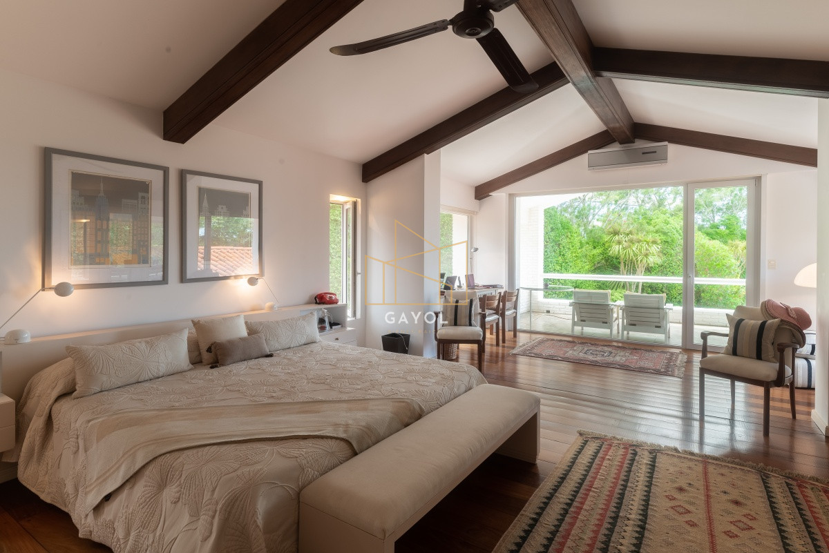 Casa ID.871 - Casa en Venta Golf de  Punta del Este, frente al mar, con vista , 6 Dormitorios.