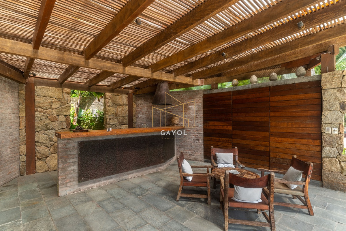 Casa ID.871 - Casa en Venta Golf de  Punta del Este, frente al mar, con vista , 6 Dormitorios.