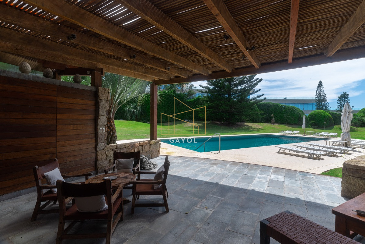 Casa ID.871 - Casa en Venta Golf de  Punta del Este, frente al mar, con vista , 6 Dormitorios.
