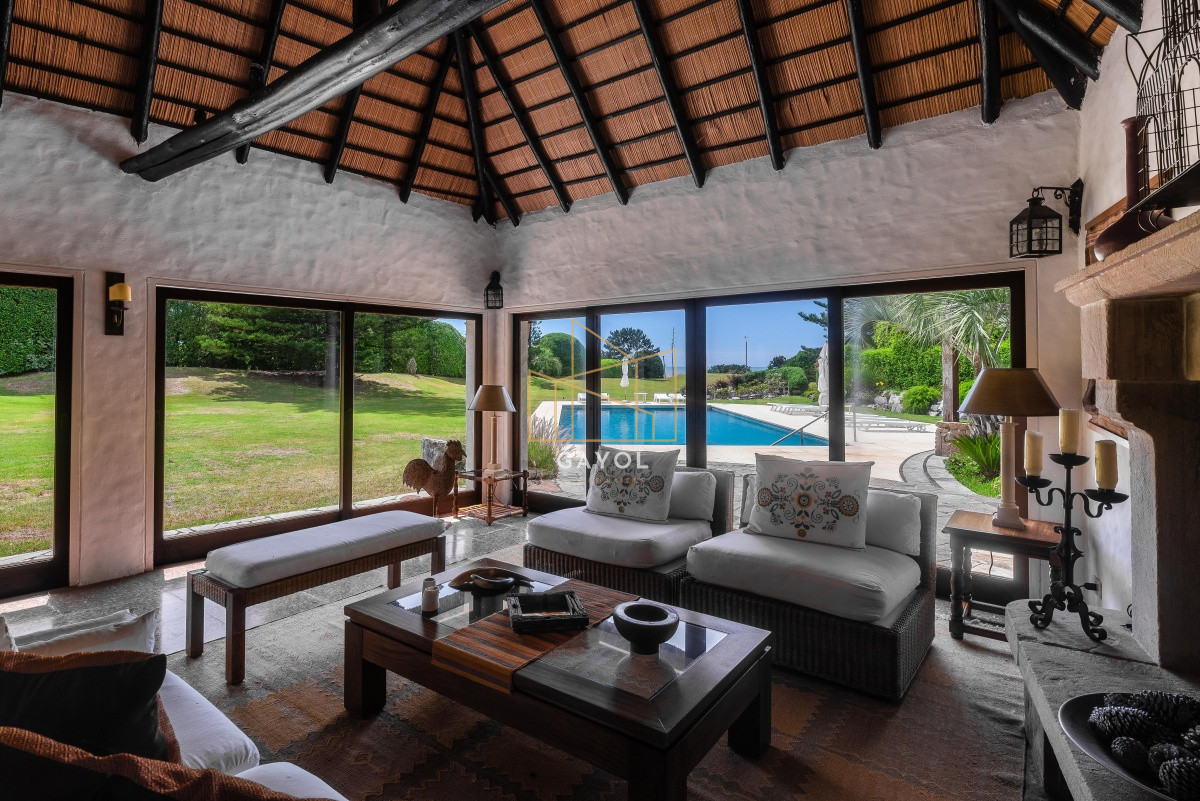 Casa ID.871 - Casa en Venta Golf de  Punta del Este, frente al mar, con vista , 6 Dormitorios.