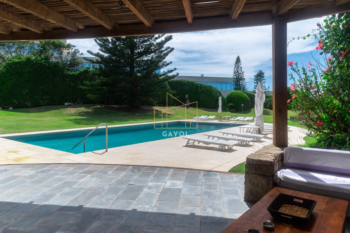 Casa ID.871 - Casa en Venta Golf de  Punta del Este, frente al mar, con vista , 6 Dormitorios.