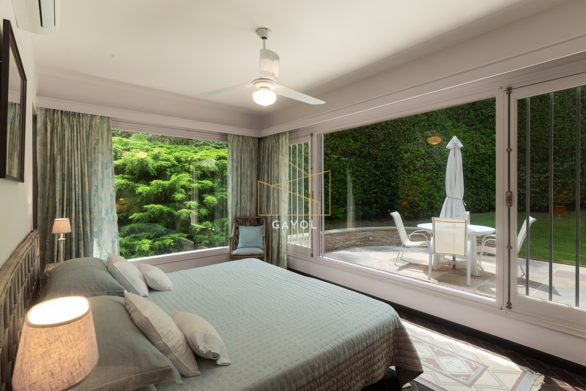 Casa ID.871 - Casa en Venta Golf de  Punta del Este, frente al mar, con vista , 6 Dormitorios.