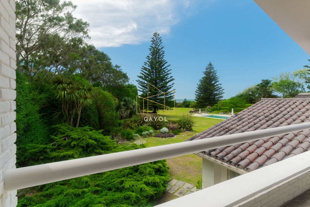 Casa ID.871 - Casa en Venta Golf de  Punta del Este, frente al mar, con vista , 6 Dormitorios.