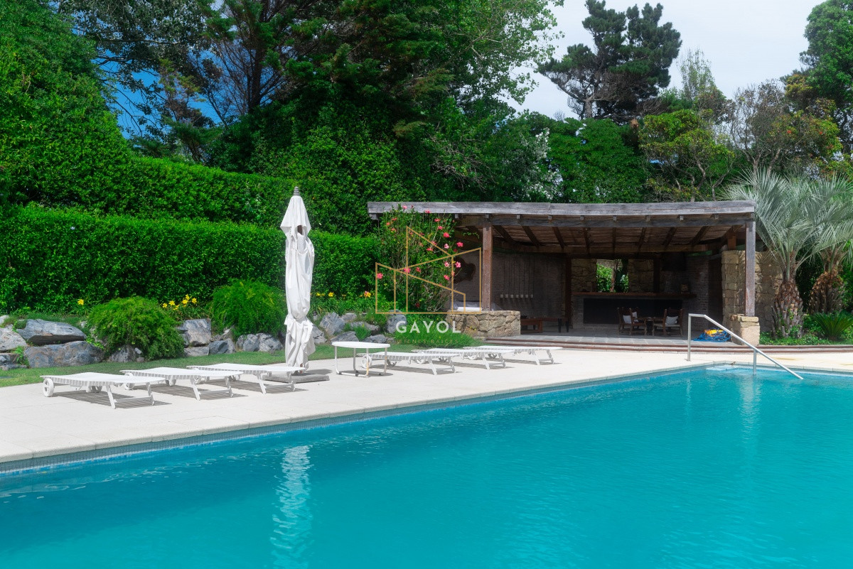 Casa ID.871 - Casa en Venta Golf de  Punta del Este, frente al mar, con vista , 6 Dormitorios.