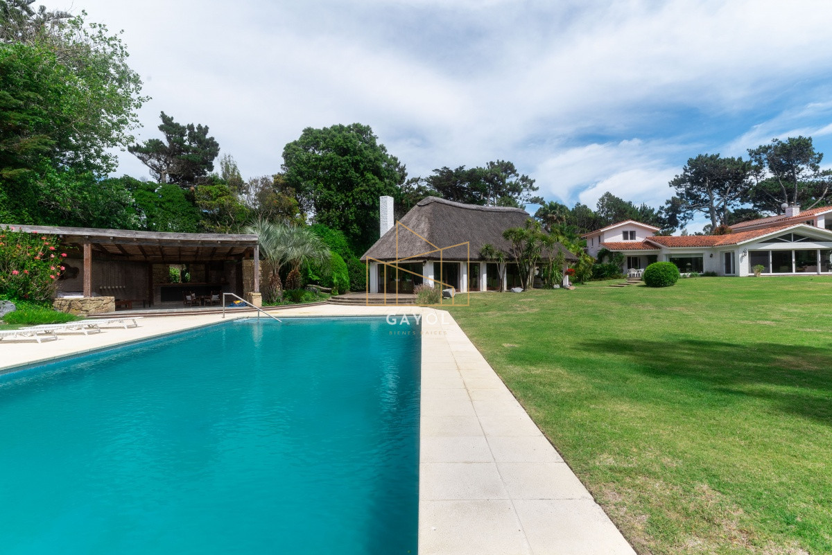 Casa ID.871 - Casa en Venta Golf de  Punta del Este, frente al mar, con vista , 6 Dormitorios.