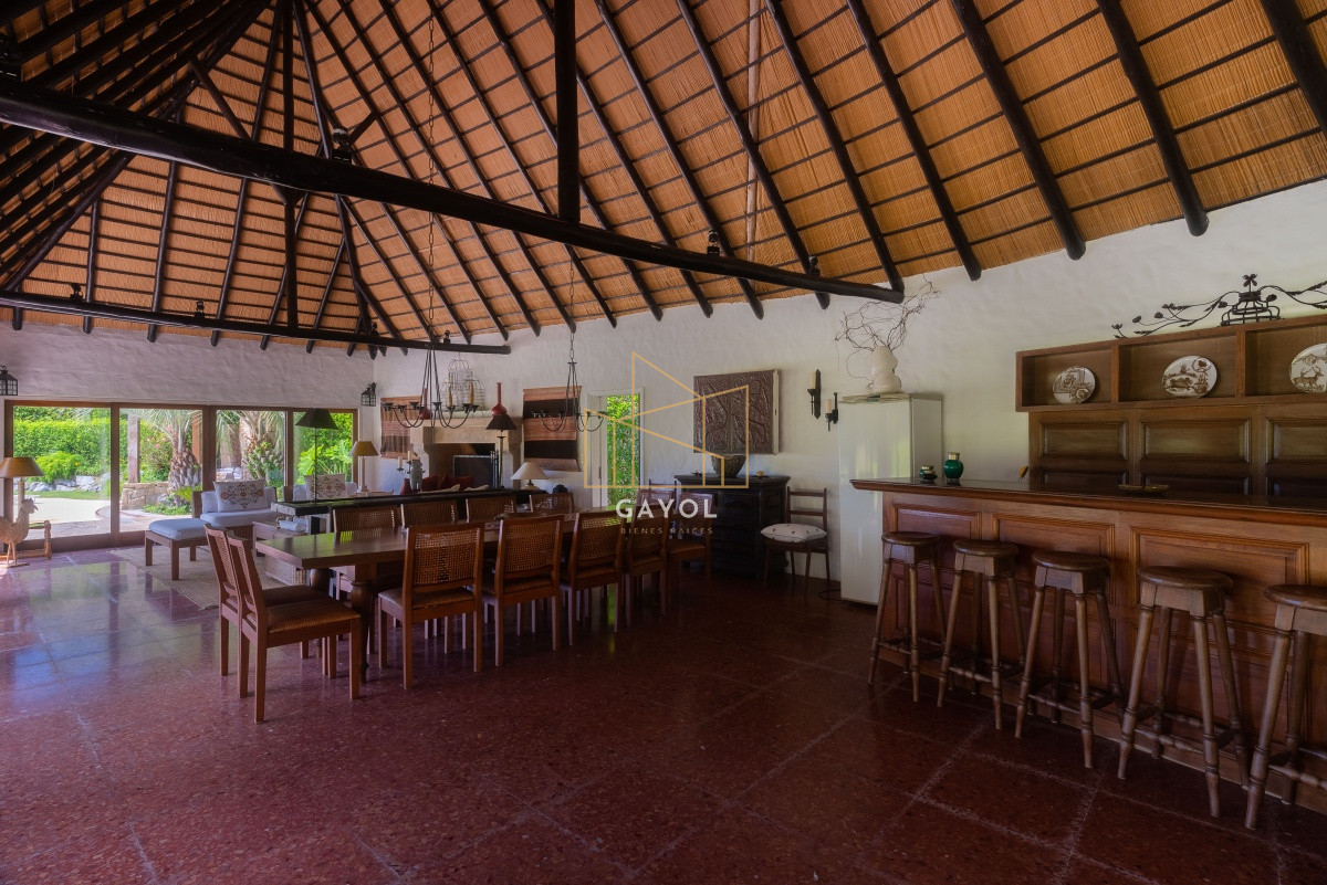 Casa ID.871 - Casa en Venta Golf de  Punta del Este, frente al mar, con vista , 6 Dormitorios.