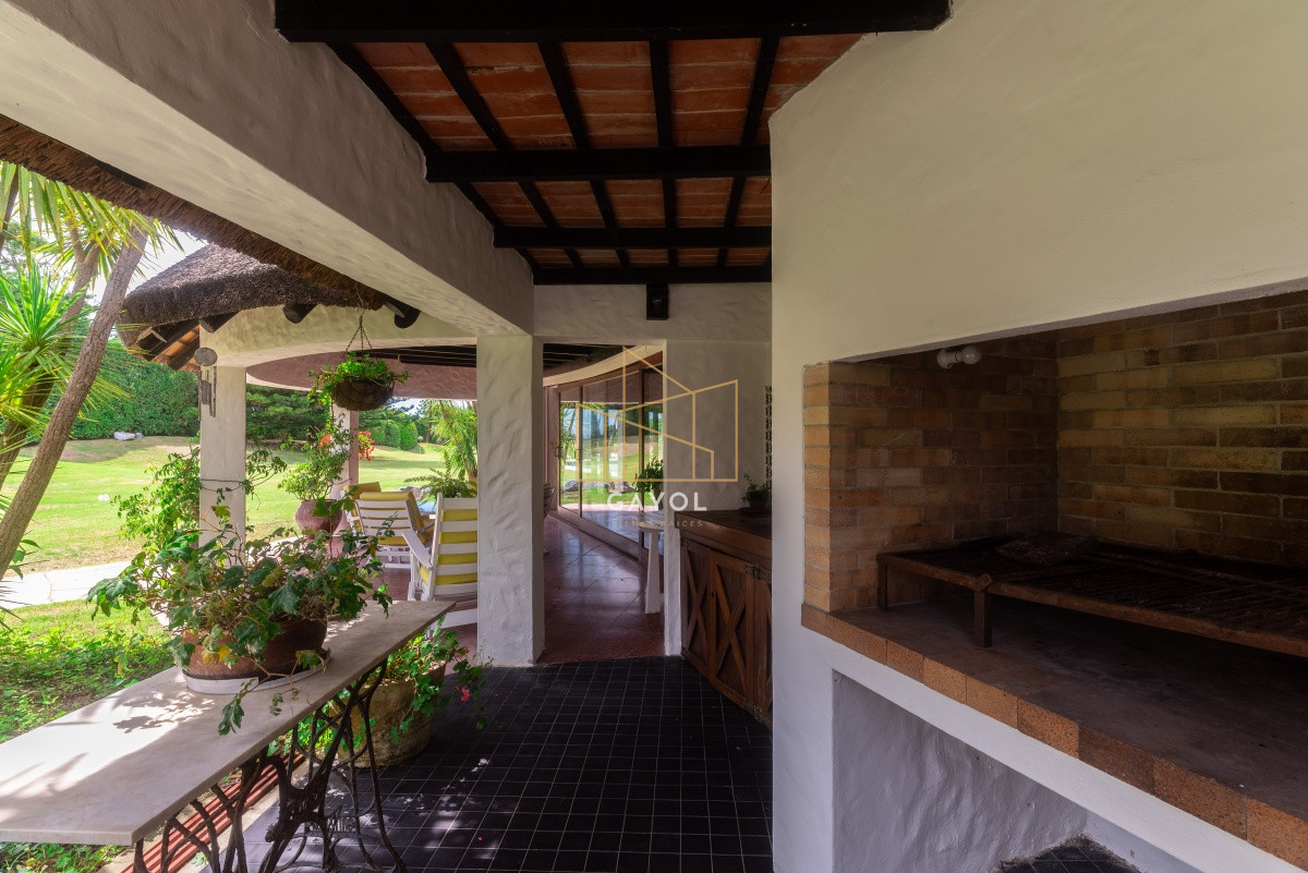 Casa ID.871 - Casa en Venta Golf de  Punta del Este, frente al mar, con vista , 6 Dormitorios.