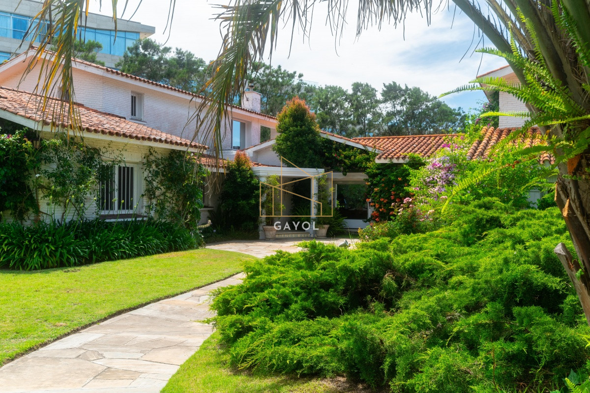 Casa ID.871 - Casa en Venta Golf de  Punta del Este, frente al mar, con vista , 6 Dormitorios.