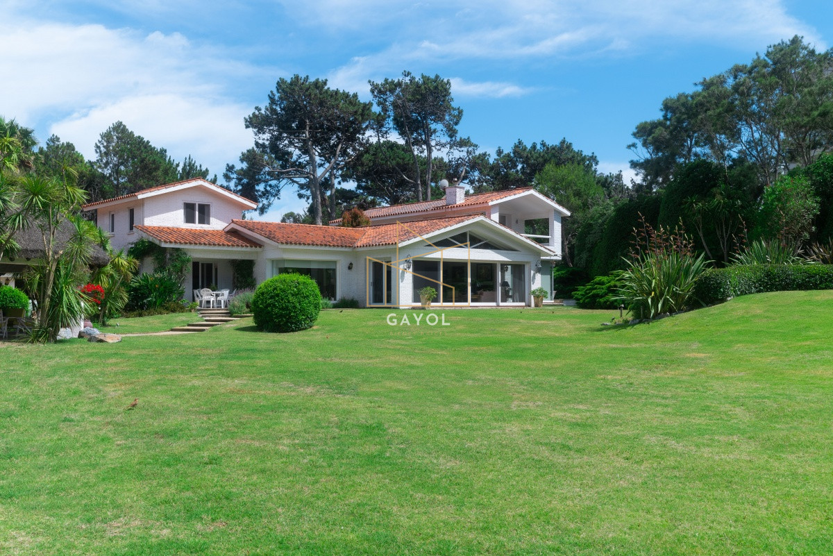 Casa ID.871 - Casa en Venta Golf de  Punta del Este, frente al mar, con vista , 6 Dormitorios.