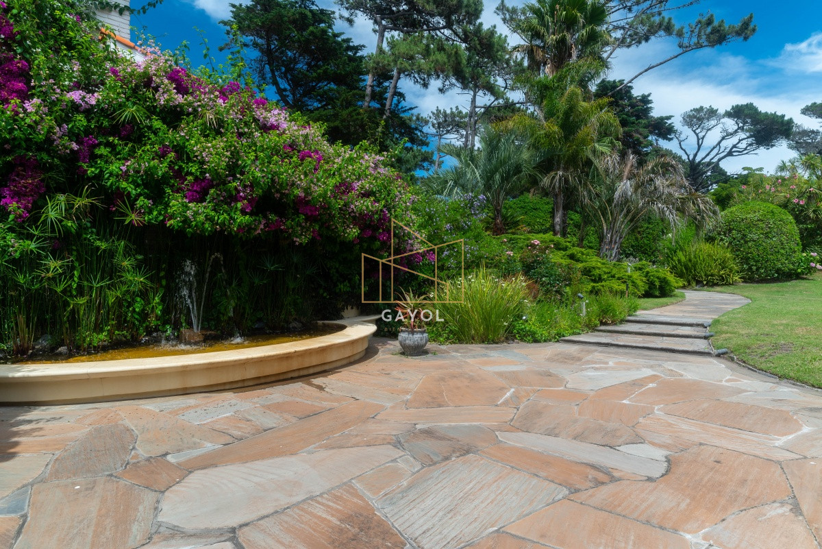 Casa ID.871 - Casa en Venta Golf de  Punta del Este, frente al mar, con vista , 6 Dormitorios.