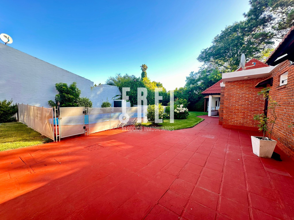Casa ID.209 - En Venta, casa en zona de playa Mansa.. a pasos del mar!!!