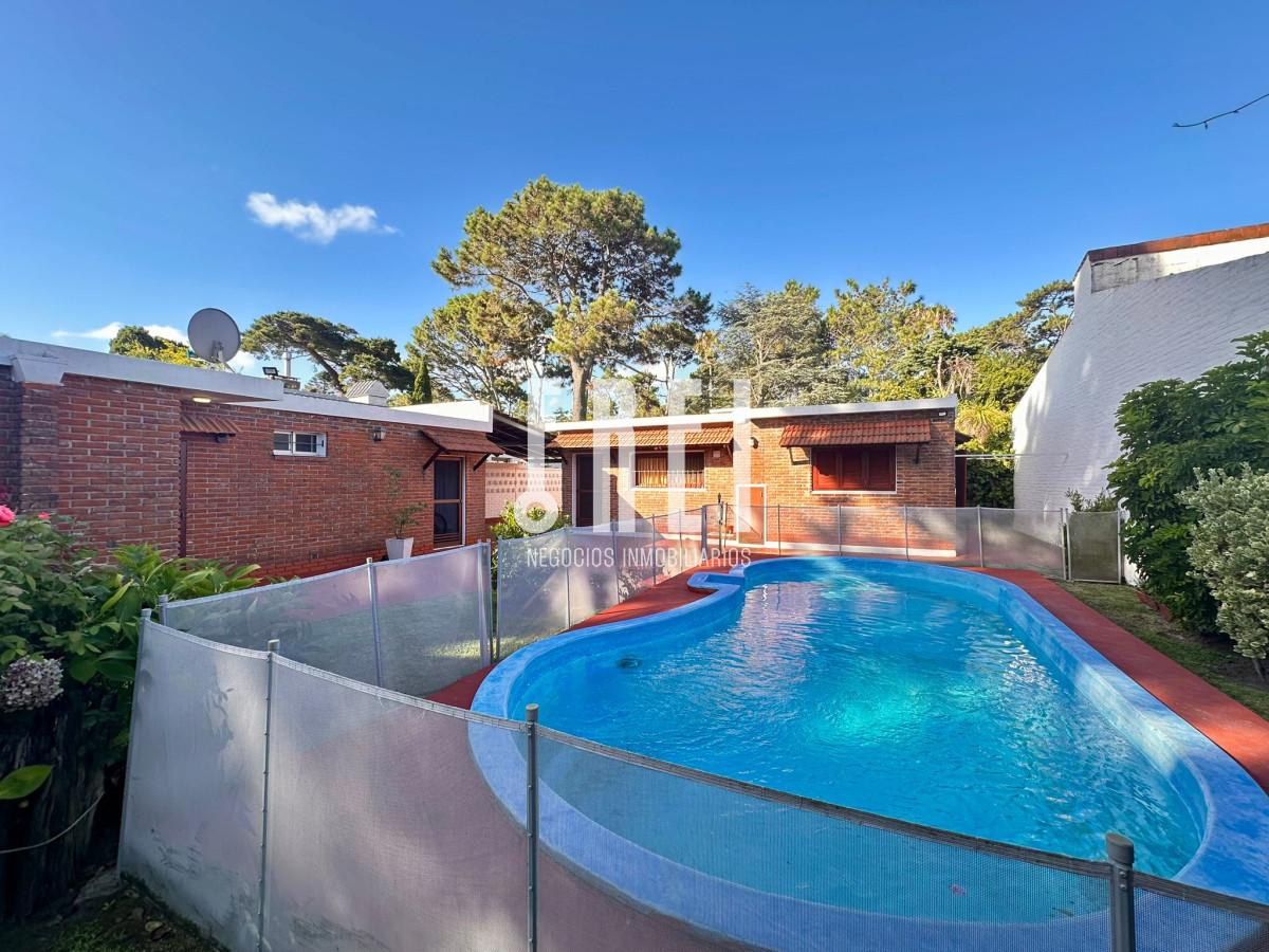 Casa ID.209 - En Venta, casa en zona de playa Mansa.. a pasos del mar!!!