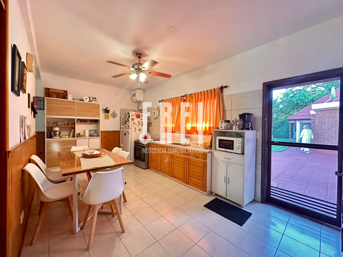 Casa ID.209 - En Venta, casa en zona de playa Mansa.. a pasos del mar!!!