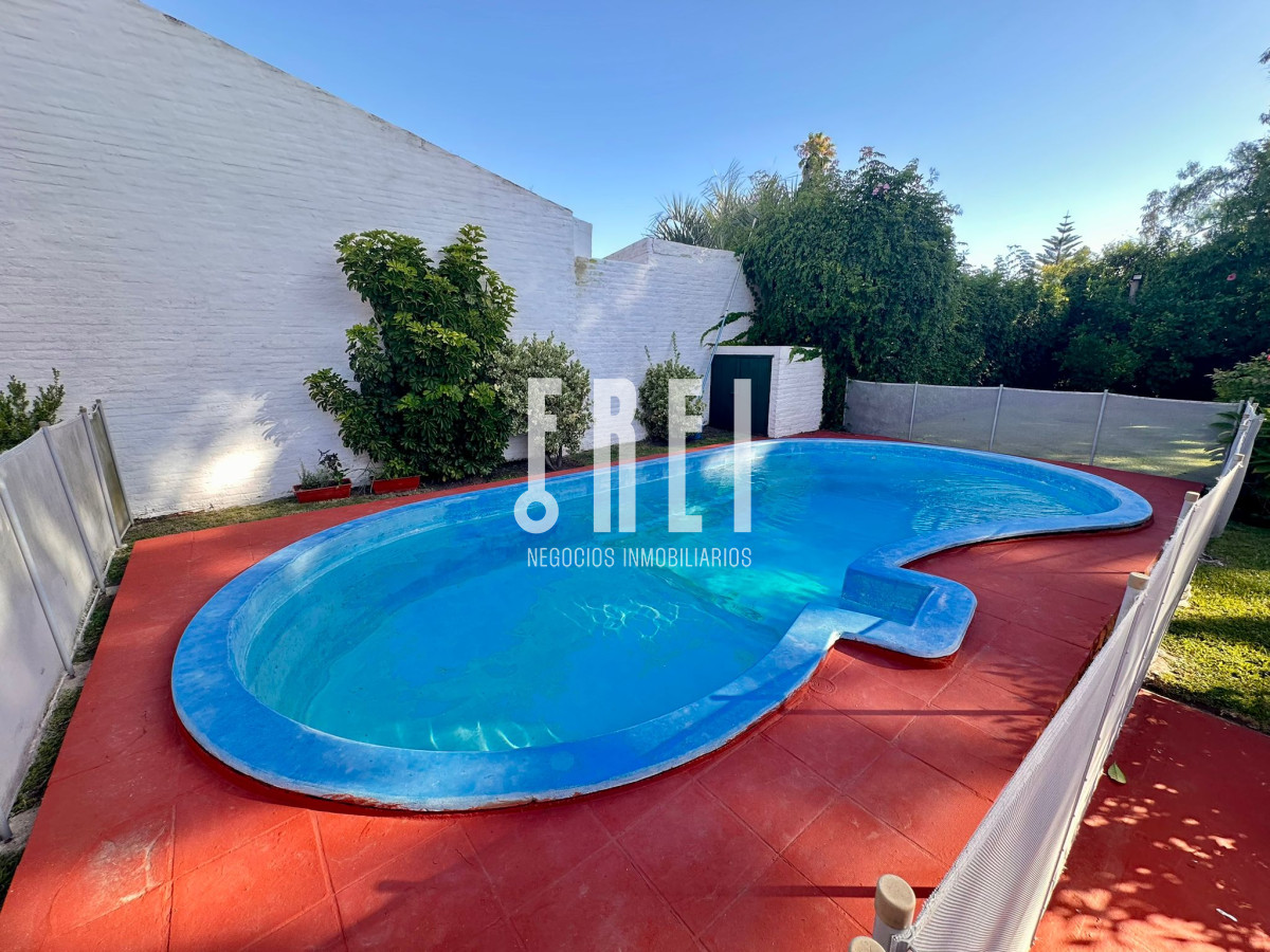 Casa ID.209 - En Venta, casa en zona de playa Mansa.. a pasos del mar!!!