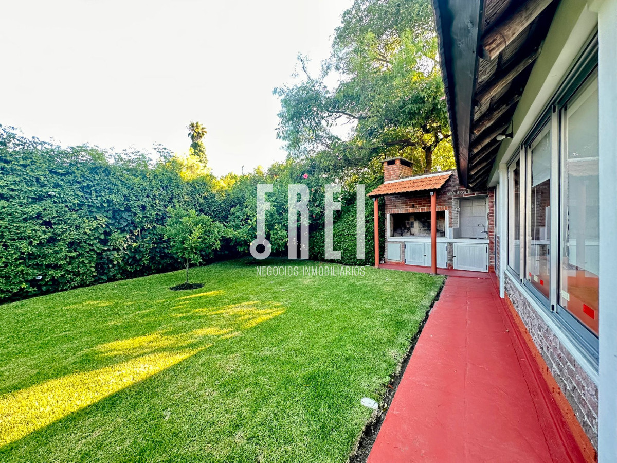 Casa ID.209 - En Venta, casa en zona de playa Mansa.. a pasos del mar!!!
