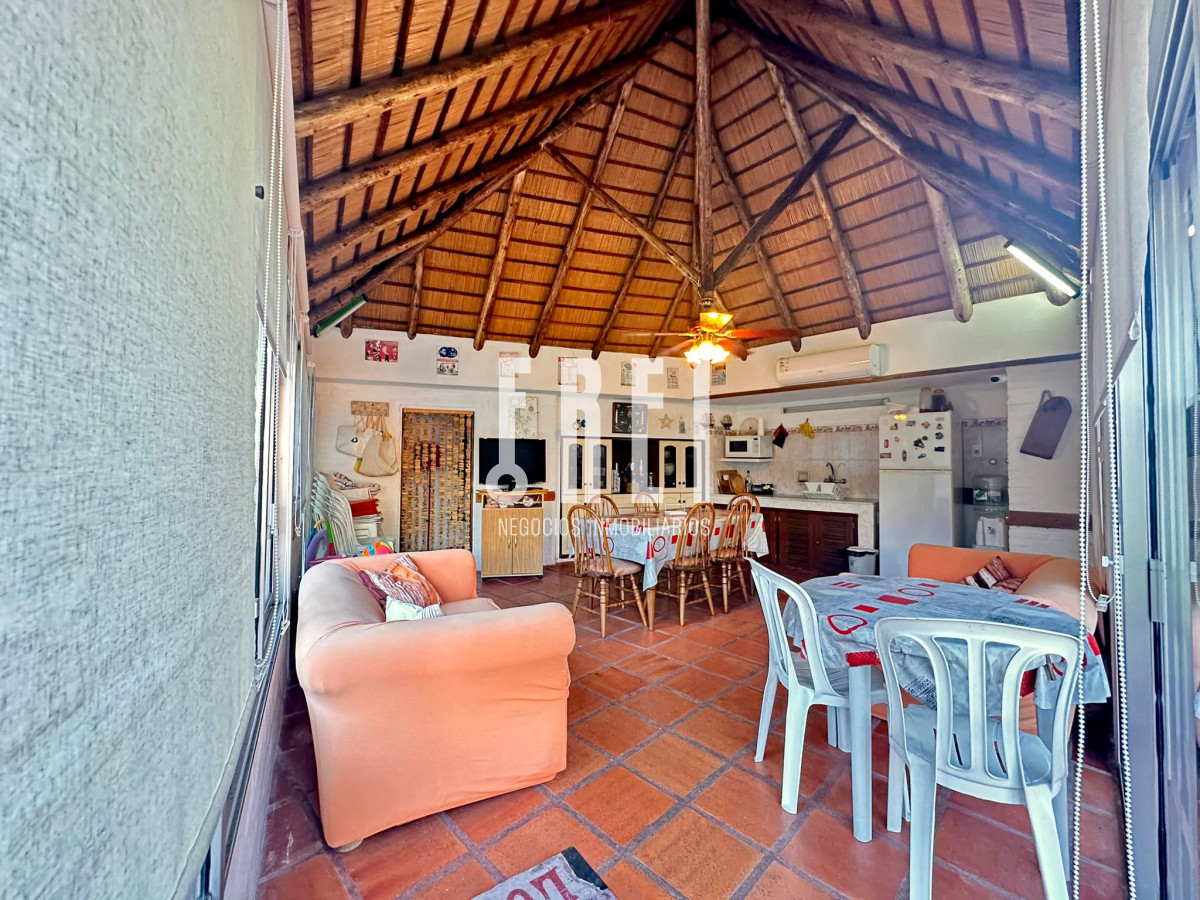 Casa ID.209 - En Venta, casa en zona de playa Mansa.. a pasos del mar!!!