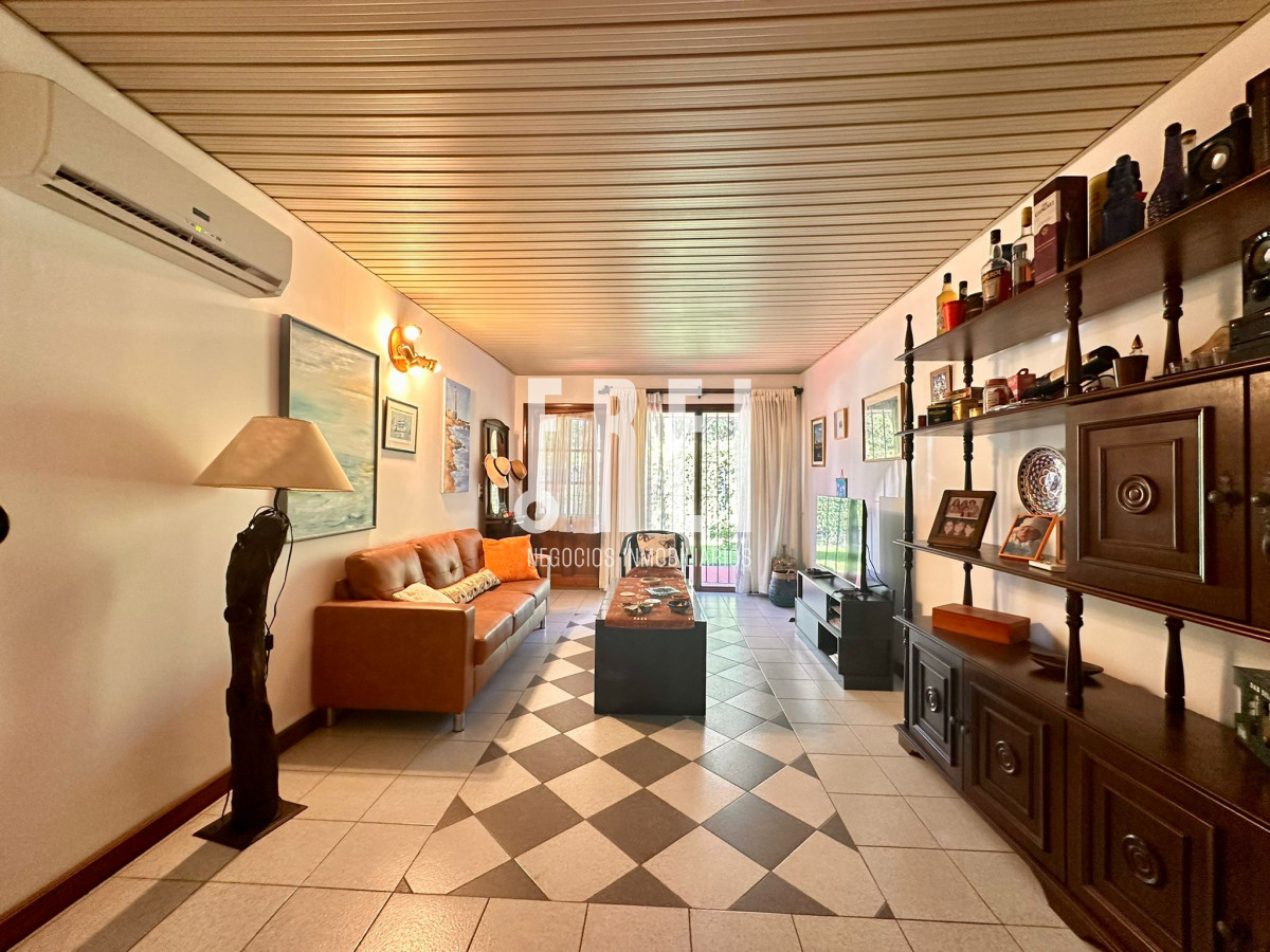 Casa ID.209 - En Venta, casa en zona de playa Mansa.. a pasos del mar!!!