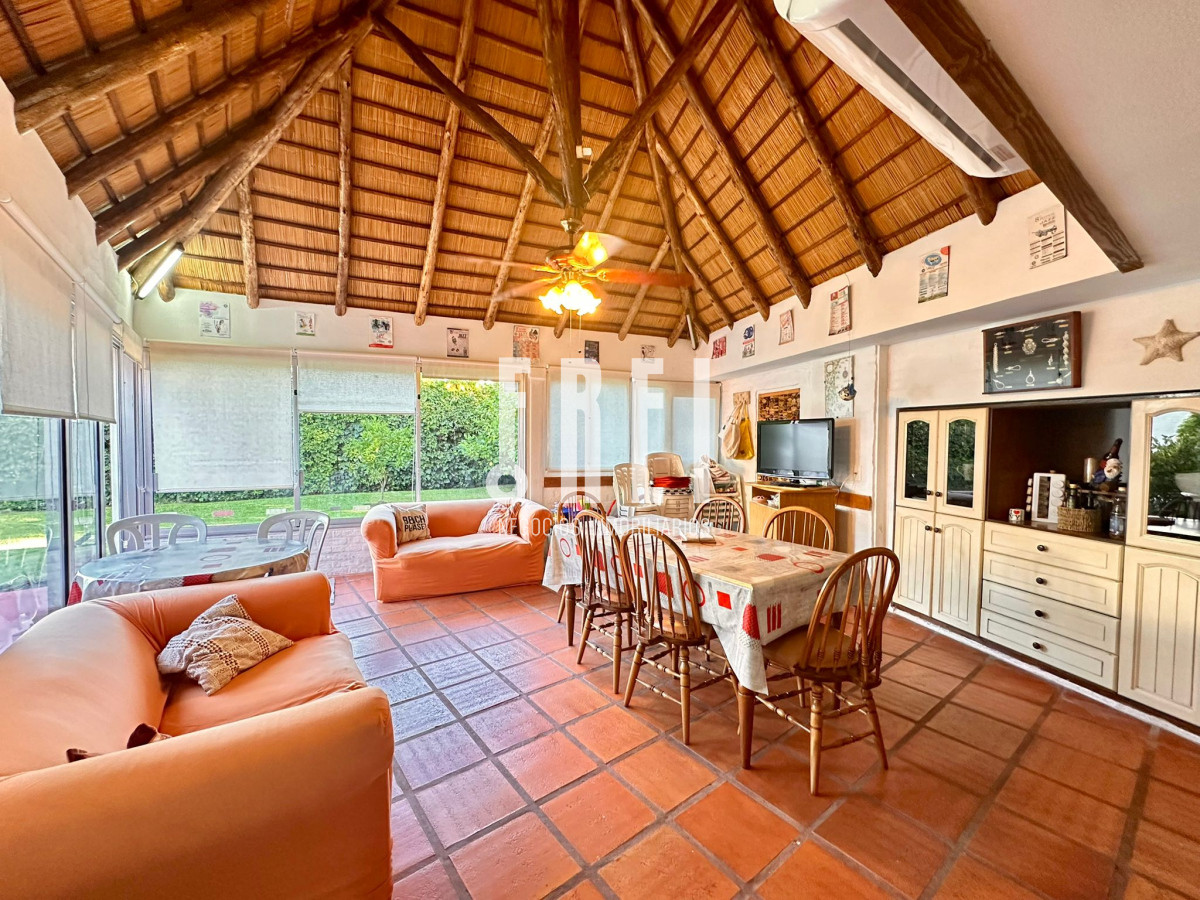 Casa ID.209 - En Venta, casa en zona de playa Mansa.. a pasos del mar!!!