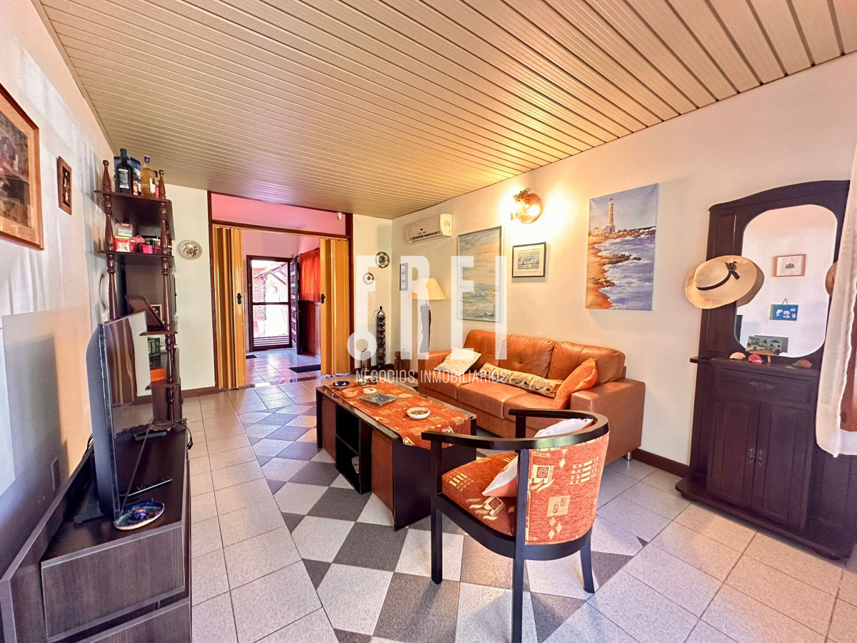 Casa ID.209 - En Venta, casa en zona de playa Mansa.. a pasos del mar!!!