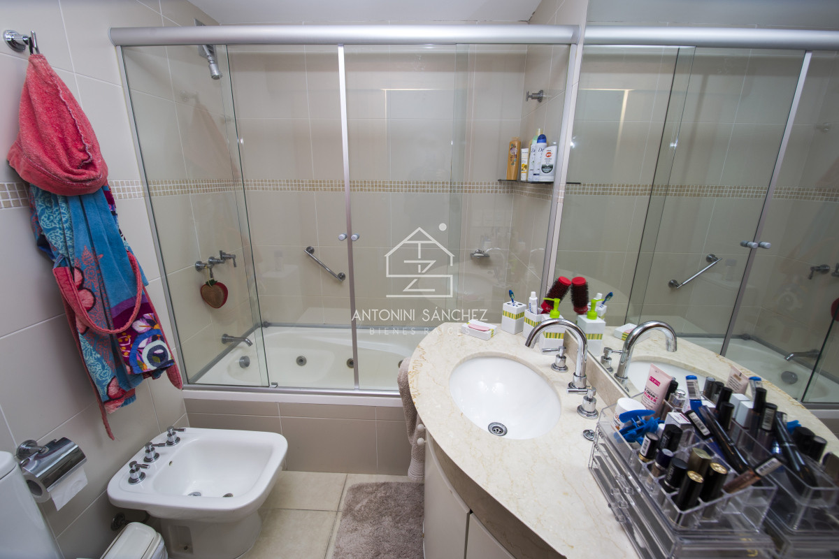 Apartamento ID.2085 - Apartamento en Venta y Alquiler, Mansa, Punta del Este, 2 Dormitorios.