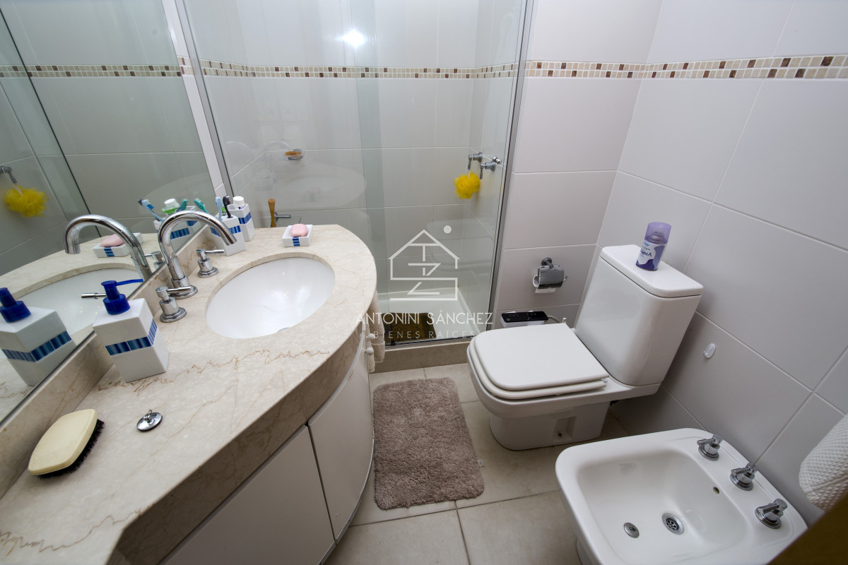 Apartamento ID.2085 - Apartamento en Venta y Alquiler, Mansa, Punta del Este, 2 Dormitorios.